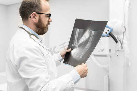 医生在放射科检查患者的 X 光胶片。