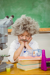 学生装扮成爱因斯坦，使用化学装置