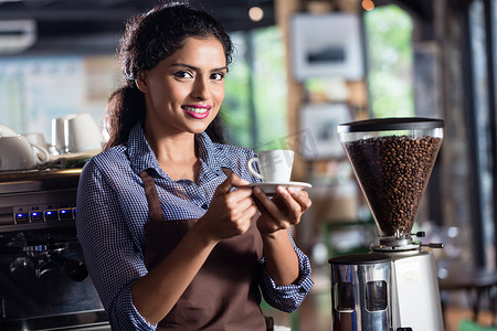 印度咖啡师提供咖啡