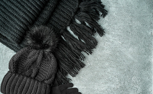 平躺冬季或秋季温暖的女性配饰 — 黑色针织围巾、帽子、