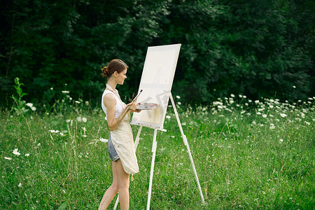 女艺术家画风景自然画创意