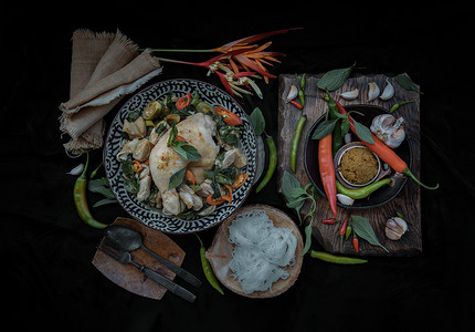 陶瓷碗中的绿咖喱配鸡肉和泰国茄子（Kaeng khiao wan），配以米粉。