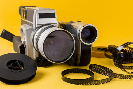 现代相机胶片卷轴胶片条黄色背景