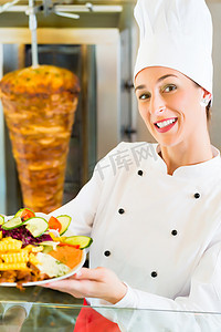 Kebab - 配有新鲜食材的热烤肉盘