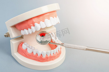 查证摄影照片_假牙上的牙齿龋齿与牙科设备。