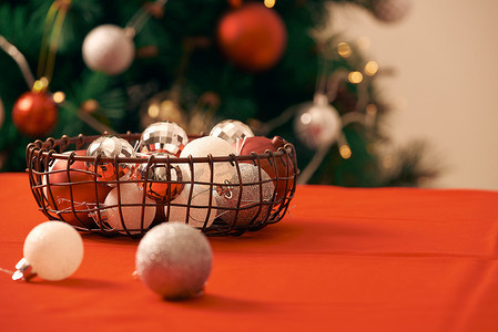 圣诞装饰品和红色和金色物品，用于模拟模板设计。从上面查看