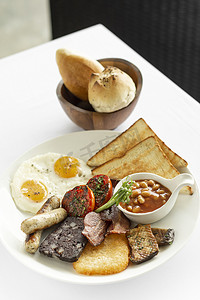英国食物摄影照片_伦敦英国餐厅的传统全套英式早餐