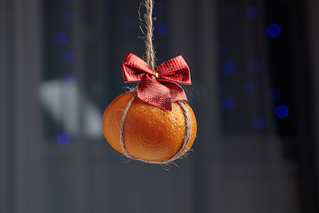 喜庆的橘子，绳子上挂着红色的蝴蝶结。