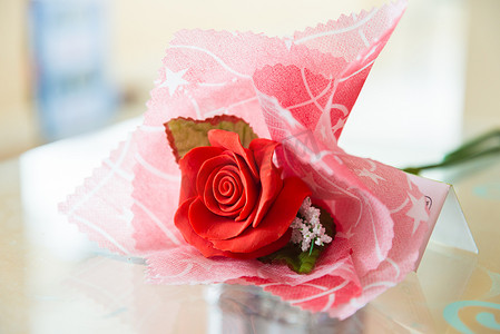 粉色圆点摄影照片_桌上的玫瑰花