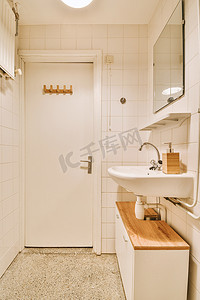 欧式洗手池摄影照片_洗手池和镜子靠近浴室门