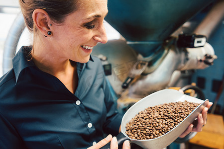 咖啡烘焙店里的女人用新鲜的咖啡豆