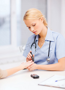 测量血糖值的女医生或护士