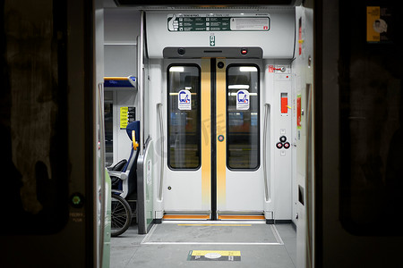 滑动摄影照片_米兰火车站的马车门，电动火车车厢内部设有开放式滑动机械门。