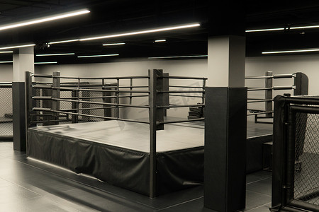 袋拳拳击训练练习，从运动员踢球到健康和生活方式的装备，淘汰现代。