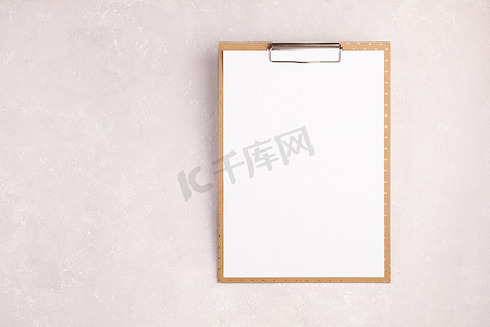 Marron 剪贴板，浅粉色背景上有一张空白纸