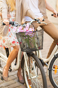 城市里骑自行车的情侣