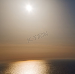 希腊圣托里尼岛摄影照片_在希腊圣托里尼岛日落和天空地中海红海