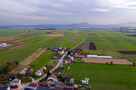 从空中俯瞰欧洲乡村，斯洛文尼亚德拉夫斯科波列潘诺尼亚平原的村庄