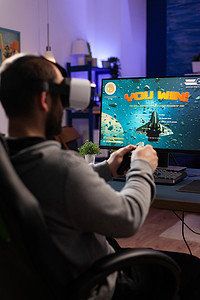 玩家使用控制器和 VR 耳机玩视频游戏
