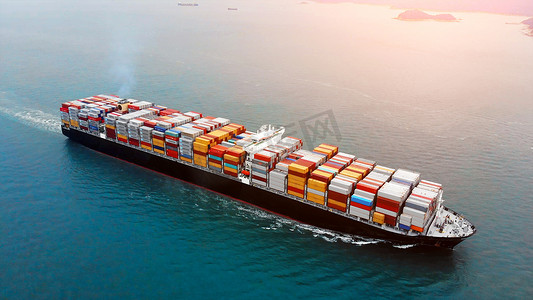 集装箱货物摄影照片_海上货物集装箱船的鸟瞰图。