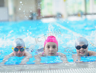 儿童组在游泳池