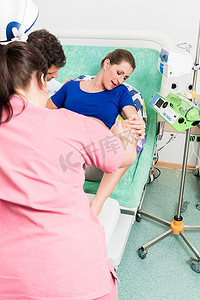妇女在医院待产室分娩