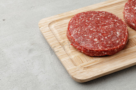 木板上的生牛肉汉堡肉饼