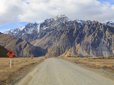 通往新西兰高山的碎石路。