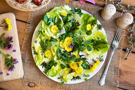 黄色春卷摄影照片_沙拉用生菜和野生食用植物，顶视图