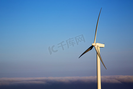 西班牙兰萨罗特岛的风力涡轮机和天空