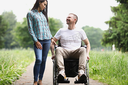 位访客摄影照片_男子坐在轮椅上，女访客在疗养院与朋友共度时光