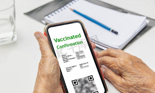 手机上的老年人数字 Covid 疫苗接种证书。