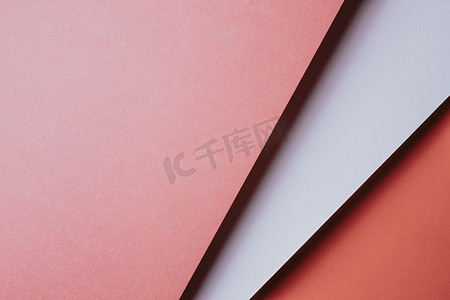 抽象粉红色橙色和白色和黄色纸几何构图背景与形状、简约阴影、复制空间。