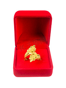 叶形金戒指在白色背景上隔离的红色天鹅绒盒中，保存与剪切路径。