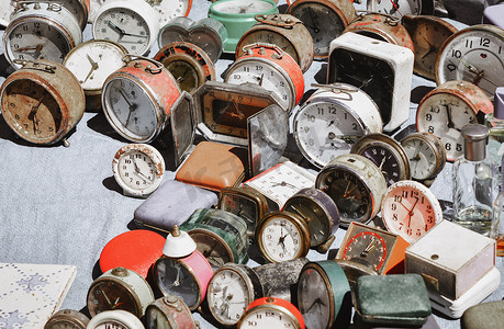 钟表金色摄影照片_跳蚤市场上的老式时钟