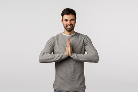 欢快而平和的成年男性瑜伽教练教如何释放压力，鞠躬合十礼手势，双手压在胸前，祈祷，微笑高兴，寻求帮助或感谢