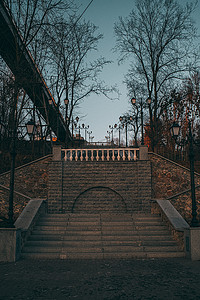 拱门犹他州拱门国家公园壁纸摄影照片_公园区设有石拱门和沿着斜坡的台阶。