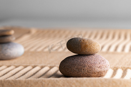 日本禅宗花园，石头铺在倾斜的沙子上