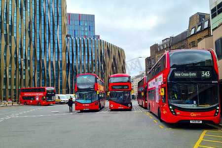 英国伦敦，2022年2月9日：有红色双​​层巴士的公交车站。