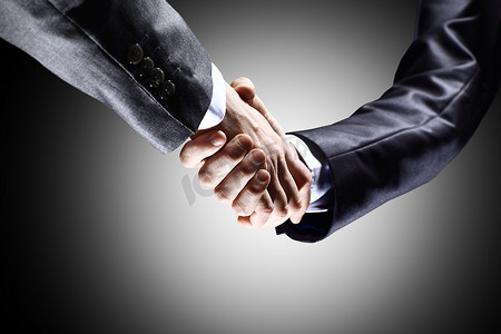 商界人士握手确认合作伙伴关系的特写