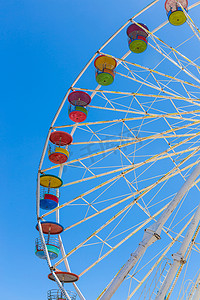 巨型弗累斯大转轮在游乐园里有蓝天背景