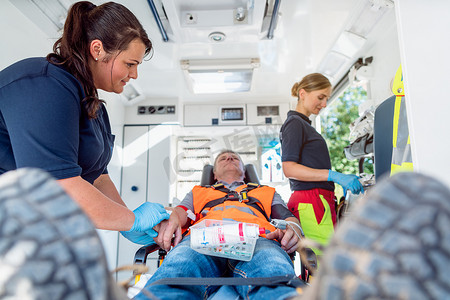 救护车上的急救医生与受伤男子交谈