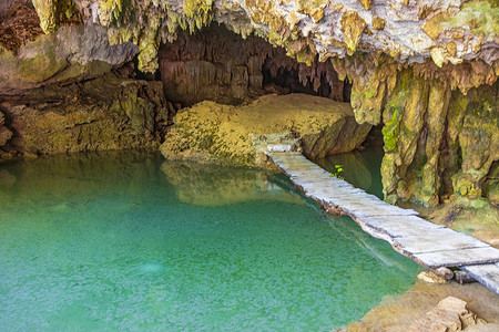 令人惊叹的蓝色绿松石水和石灰岩洞穴天坑墨西哥。