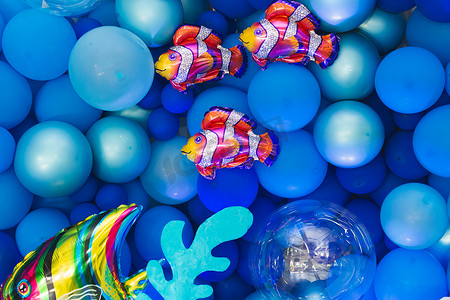 生日拍照摄影照片_生日拍照区采用海洋风格的气球、鱼和珊瑚装饰