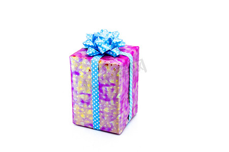 带蓝丝带蝴蝶结的粉色礼品盒