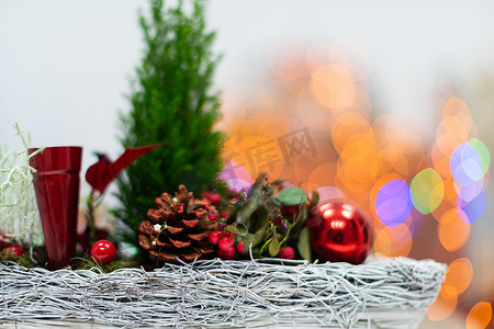 芦苇灯摄影照片_圣诞节期间圣诞芦苇的特写视图以及背景中圣诞树灯闪烁的散景