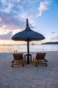 豪华旅行、蜜月情侣的浪漫海滩度假、豪华酒店的热带度假、海滩上的沙滩椅