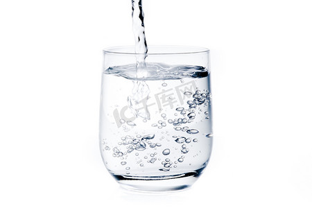 向玻璃杯中注入纯净水和气泡