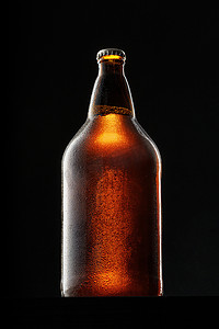 深色背景中的啤酒瓶，复制空间
