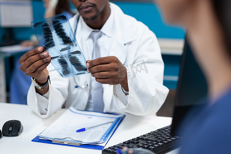非洲裔美国儿科医生进行肺部放射照相的特写